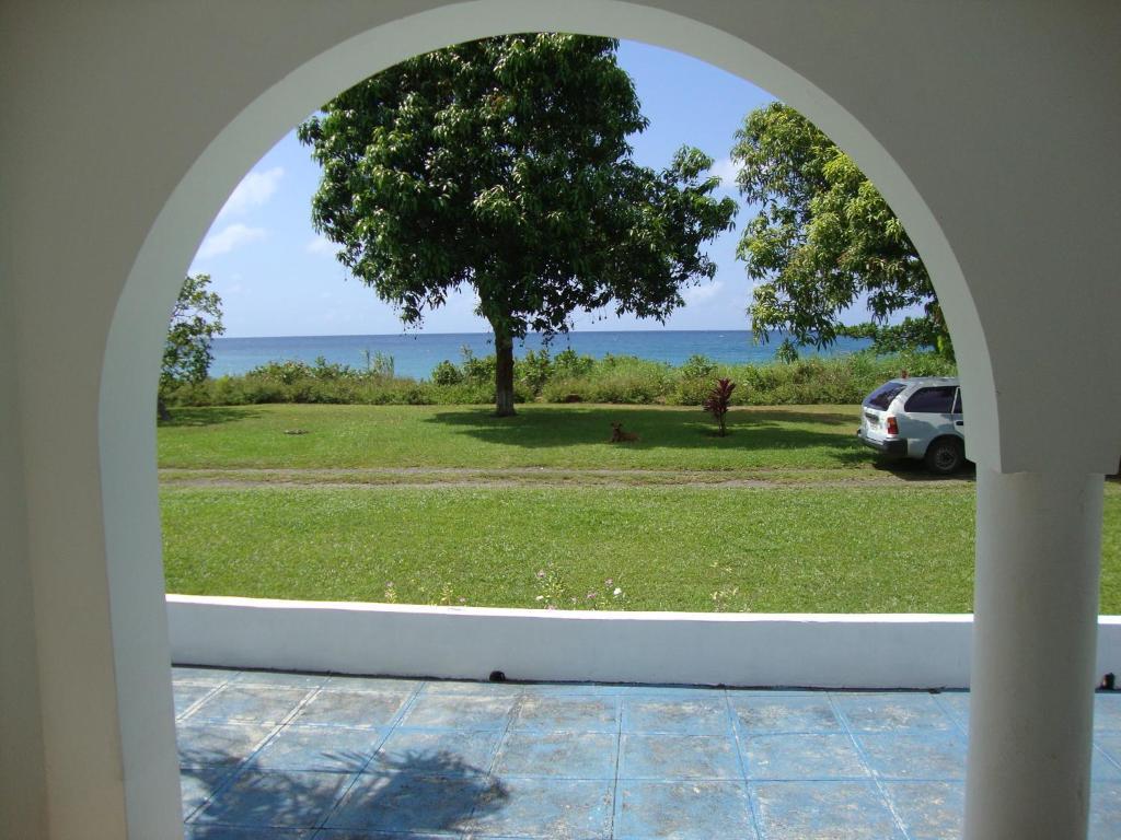 By The Sea Vacation Home And Villa Порт-Антонио Номер фото