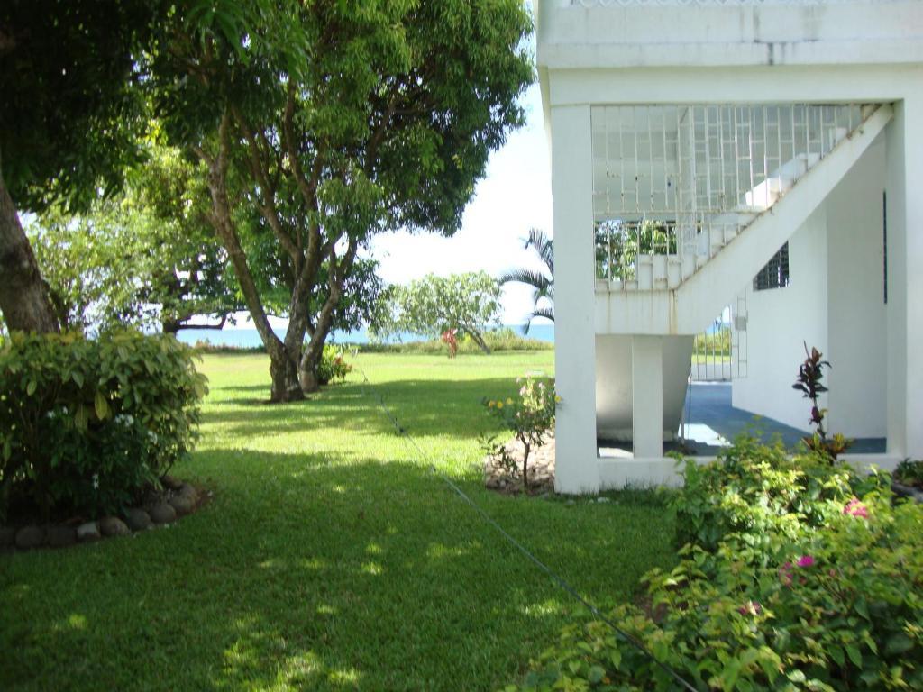 By The Sea Vacation Home And Villa Порт-Антонио Номер фото